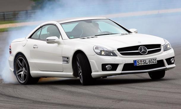 Bereits seit vier Jahren gehört der SL 65 AMG zu den drehmomentstärksten Sportwagen. Satte 1000 Newtonmeter produziert der V12-Biturbo – mehr als alle anderen hier angetretenen Supersportler.
Links zu den Bildergalerien:
Aston Martin⎮Audi⎮Dodge⎮Ferrari
