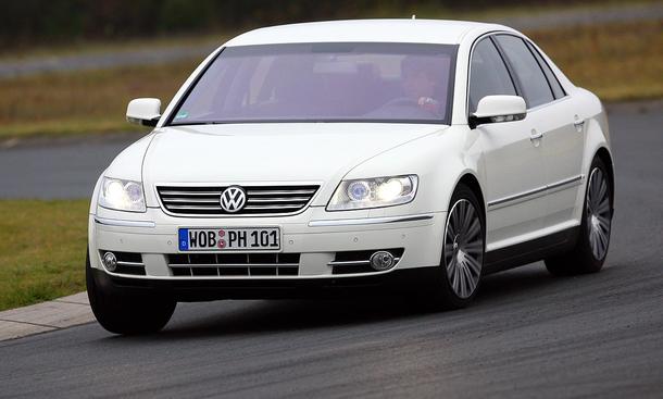 VW Phaeton V6 TDI 4Motion
Der VW fährt schwerfällig, aber sicher…
weitere Links:
» Neuer VW Phaeton II ab 2010
» VW-Neuheiten von Lupo bis Phaeton
» Einzeltest Phaeton V6 TDI 3.0
» Vergleich Diesel-Luxusklasse von Audi, BMW und VW
