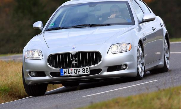 Der Quattroporte federt in Kurven zwar tief ein, ist aber stabil und agil
weitere Links zum Thema:
» BMW 730d trifft auf Audi, Jaguar, Mercedes & VW» Maserati Quattroporte gegen Jaguar XF SV8» Jaguar XJ6 2.7 V6 Diesel – neu kombiniert