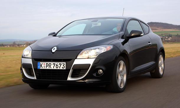 Renault Megané Coupé TCe 180
Der Renault Mégane ist für ein Coupé überraschend geräumig
weitere Links:
» Fahrbericht Renault Mégane dCi 130 FAP
» Studien von Renault - gallischer Mut
» Die Autohighligts 2009 - das wird ein guter Jahrgang
» Neuheiten