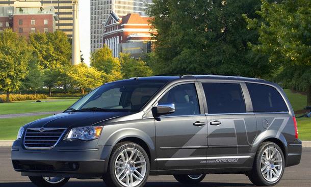 Chrysler Town & Country EV
Den Town & Country EV (Electrical Vehicle) preist Chrysler als das perfekte sparsame Familienfahrzeug. Der Siebensitzer verfügt über einen 200 Kilowatt starken Elektromotor und einen Benzinmotor, der die Lithium-Ionen-Batterien