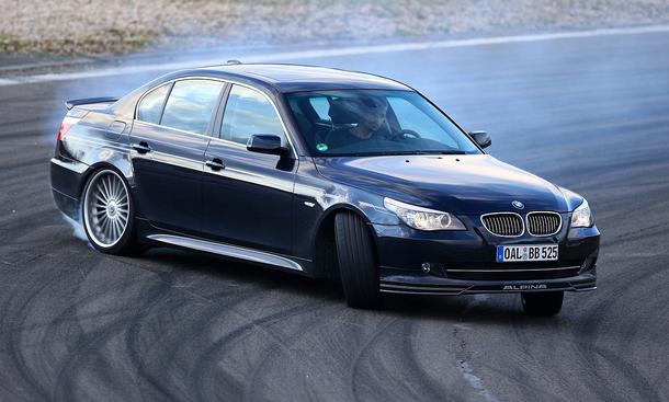 Alpina B5 S
Spektakulär: Der B5 schlägt sich auf der Rundstrecke zwar sehr achtbar, …
weitere Links zum Thema:
» Alpina D3 Biturbo Coupé – das reine Sparvergnügen» Audi RS6 Avant gegen BMW M5 touring» BMW M5 gegen Mercedes E 63 AMG