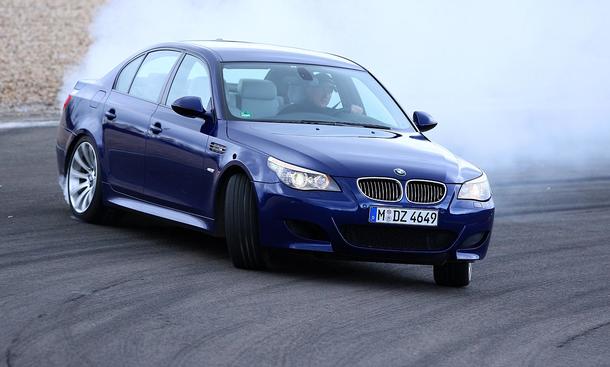 BMW M5
Der leichtfüßige M5 ist ein fahrdynamisches Präzisionsinstrument
weitere Links zum Thema:
» Alpina D3 Biturbo Coupé – das reine Sparvergnügen» Audi RS6 Avant gegen BMW M5 touring» BMW M5 gegen Mercedes E 63 AMG