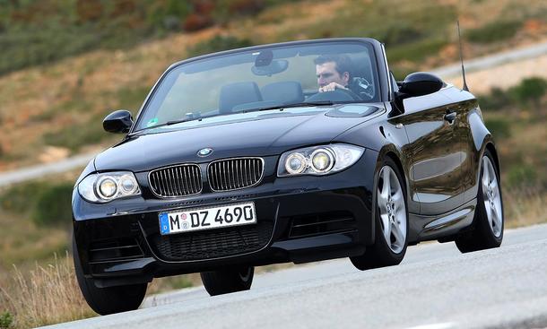 BMW 135i Cabrio
Paltz für vier, zumindest theoretisch, bietet der 1er Cabrio
weitere Links:
» Fahrbericht BMW Z4 sDrive 35i
» Vergleich BMW M3 Cabrio vs. BMW HP 2 Sport
» Klappdach-Cabrios von Ford, Opel und VW im Vergleich
» Vergleichstest Audi TT S, B