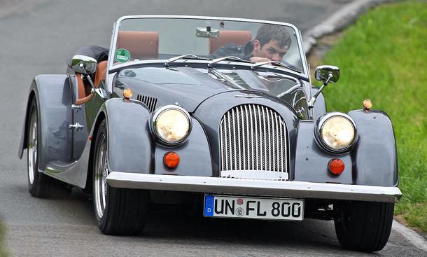 Morgan Roadster V6
Als ich mich an diesem Spätsommer-Sonntagmorgen nach schlechten Träumen in den Morgan Roadster setze, …
weitere Links zum Thema:
» Morgan LifeCar - Klassik und Moderne» VIDEO: Morgan V6 und Opel GT» Wiesmann GT MF5 gegen sieben Konkur