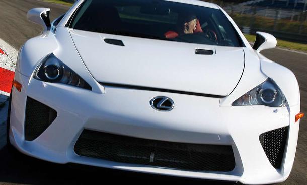 Lexus LFA - reagiert auf jeden kleinsten Lenkbefehl - Lexus LFAMesserscharf und agil reagiert der Lexus LFA auf jeden kleinen Lenkbefehl Lexus LFA - reagiert auf jeden kleinsten Lenkbefehl