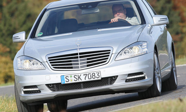 Mercedes S 500 4Matic - Mercedes S 500 4MaticDer Daimler fährt zwar träge um die Kurven, untersteuert jedoch kaum Mercedes S 500 4Matic