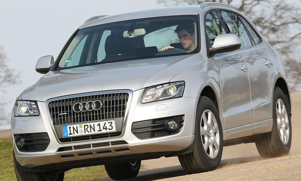 Vergleichstest: Audi Q5 2.0 TDI quattro - Audi Q5 2.0 TDI quattro
Der Audi Q5 vereint eine harmonische Federung und hohe Fahrsicherheit Der Audi Q5 2.0 TDI quattro vereint eine harmonische Federung und hohe Fahrsicherheit