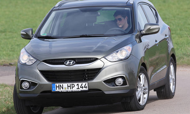 Vergleichstest: Hyundai ix35 2.0 CRDi 4WD - Hyundai ix35 2.0 CRDi 4WD
Seine ausgeprägte Untersteuertendenz macht den Hyundai ix35 recht unhandlich Seine ausgeprägte Untersteuertendenz macht den Hyundai ix35 2.0 CRDi 4WD recht unhandlich