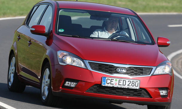 Vergleichstest: Kia cee’d 1.6 CVVT - Kia cee’d 1.6 CVVT
Den neuen Kia cee'd aus unserem Vergleichstest gibt es ab einem Grundpreis von 16.715 Euro Den neuen Kia cee'd aus unserem Vergleichstest gibt es ab einem Grundpreis von 16.715 Euro