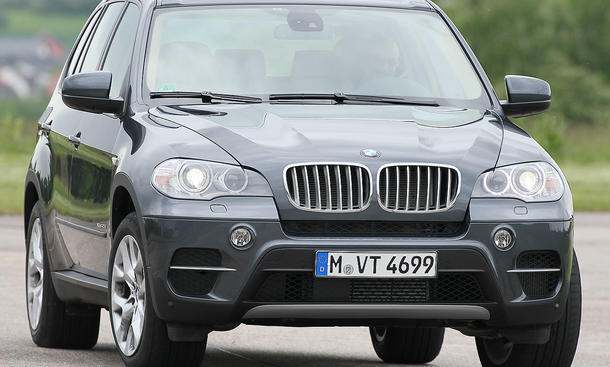 Vergleichstest: BMW X5 xDrive40d - BMW X5 xDrive40d
Das SUV gibt es ab 61.800 Euro Den BMW X5 xDrive40d gibt es ab 61.800 Euro