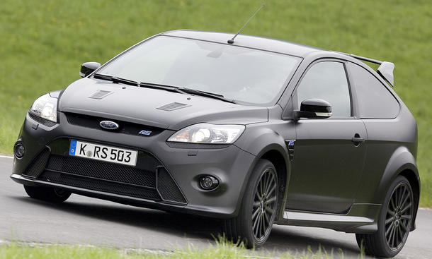 Vergleichstest: Ford Focus RS500 - Ford Focus RS500
Für 46.050 Euro sind Nackenverrenkungen bei Passanten inklusive In dem Ford Focus RS500 sind Nackenverrenkungen bei Passanten inklusive