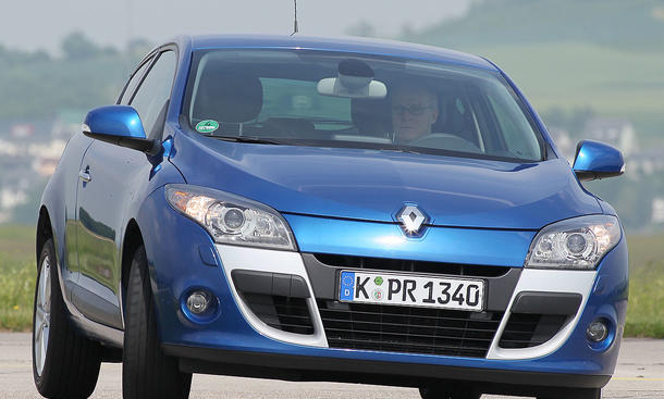 Vergleichstest: Renault Mégane Coupé TCe 130 - Renault Mégane Coupé TCe 130
Das Kompakt-Coupé gibt es ab 20.550 Euro Den Renault Mégane Coupé TCe 130 gibt es ab 20.550 Euro