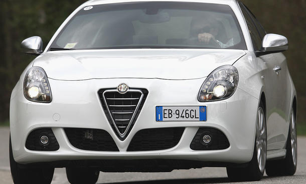 Alfa Romeo Giulietta 1.6 JTDM
Selbst mit dem 105 PS starken JTDM-Motor ist der neue Alfa Romeo-Kompaktwagen kein automobiles Graubrot Selbst mit dem 105 PS starken JTDM-Motor ist die Alfa Romeo Giulietta 1.6 JTDM kein automobiles Graubrot