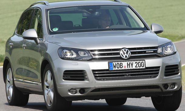Dank elektrischer Unterstützung bietet der VW Touareg Hybrid Achtzylinder-Leistung bei Sechszylinder-Verbrauch