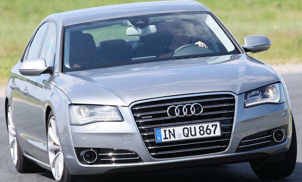 Vergleichstest: Audi A8 4.2 FSI quattro - Audi A8 4.2 FSI quattro
Mit 372 PS und 250 km/h Spitzengeschwindigkeit kommt die neue Luxuslimousine von Audi Mit 372 PS und 250 km/h Spitzengeschwindigkeit kommt die neue Luxuslimousine von Audi