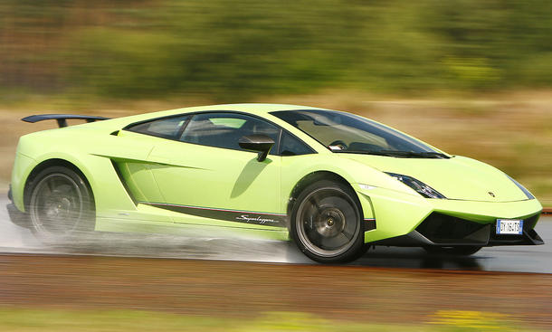 Vergleichstest: Lamborghini Gallardo LP 570-4 Superleggera - Lamborghini Gallardo LP 570-4 Superleggera
Hinter dem Beinamen Superleggera verbirgt sich der stärkste Lamborghini Gallardo Hinter dem Beinamen Superleggera verbirgt sich der stärkste Lamborghini Gallardo