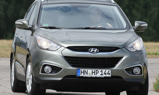 Hyundai ix35 2.0 CRDi 4WD
Bereits die Basis-Version für 29.940 Euro beinhaltet viele Extras wie Einparkhilfe und Alu-Felgen Bereits die Basis-Version für 29.940 Euro beinhaltet viele Extras wie Einparkhilfe und Alu-Felgen