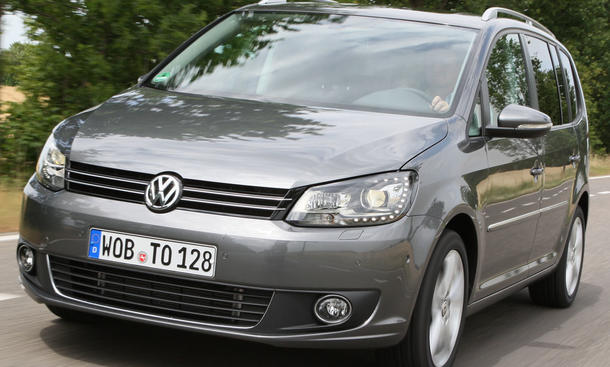 VW Touran 2.0 TDI 01 Front - VW Touran 2.0 TDI
Nach der Modellpflege wirkt der Touran sehniger - Wie alle Marken-Kollegen trägt er einen breiten Kühlergrill und eckige Scheinwerfer Nach der Modellpflege wirkt der Touran sehniger - Wie alle Marken-Kollegen trägt er einen breiten Kühlergrill und eckige Scheinw