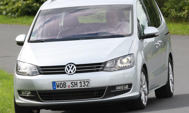 VW Sharan 2.0 TDI DSG Der neue Sharan gibt sich keine Blöße - Fünf Kapitelsiege zeigen, dass die Entwickler in Wolfsburg einen exzellenten Job gemacht haben VW Sharan 2.0 TDI DSG Frontansicht