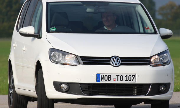 VW Touran 1.6 TDI BlueMotion Technology Er nimmt Kurven ganz unerschrocken und sicher
VW Touran 1.6 TDI BlueMotion Technology im VW Vergleich
