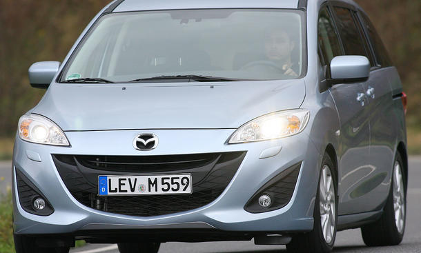 Mazda 5 2.0 DISI i-stop
Mazdas Kompakt-Van ist mit 4,58 Metern der längste Testkandidat und zeigt große Wandlungkünste. Auf Wunsch kann man den Siebensitzer in einen Viersitzer verwandeln Mazda 5 2.0 DISI i-stop Variabilität