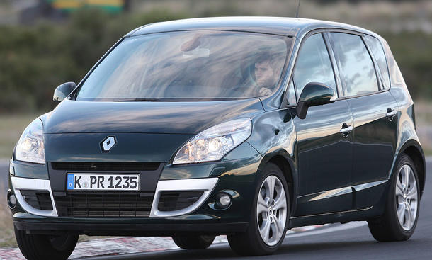 Renault Scénic TCe 130
Wenig Fahrkomfort: Auf schlechten Straßen werden die Insassen mit starken Vibrationen und lauten Abrollgeräuschen konfrontiert Renault Scénic TCe 130 Fahrkomfort