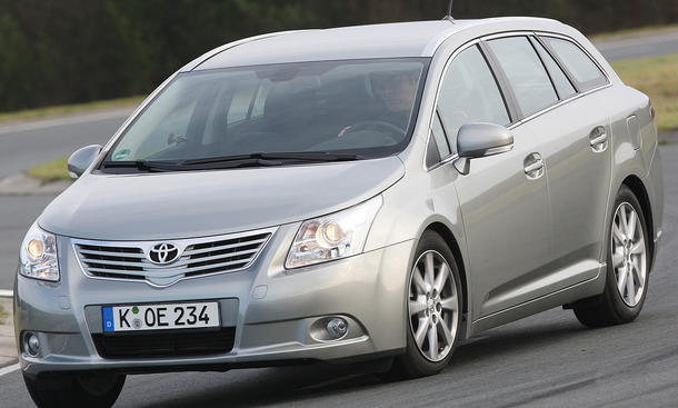 Toyota Avensis Combi 2.2 D 4DLastwechselreaktion lösen heftige Eingriffe des ESP aus Toyota Avensis Combi 2.2 D 4D Frontpartie