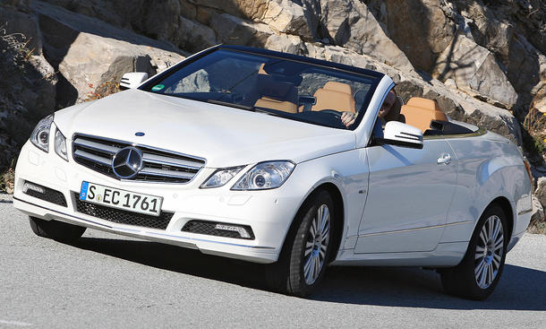 Mercedes E 250 CGI Cabrio BlueEfficiency
Einen Platz an der Sonne bietet Mercedes ab 50.664 Euro Mercedes E 250 CGI Cabrio BlueEfficiency Preis