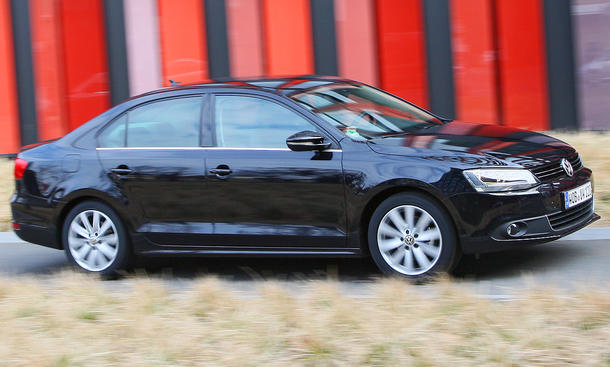 Der neue VW JettaRichtig schick ist er geworden, der neue Jetta. Da mag mancher Passat-Interessent ins Grübeln kommen VW Jetta 2.0 TDI DSG