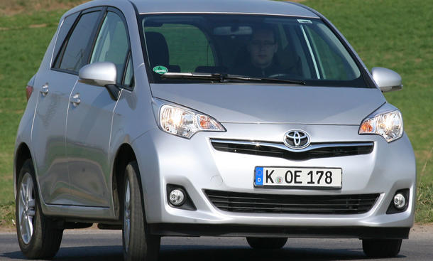 Toyota Verso-S 1.33
Der Toyota ist mit 99 PS ganze zehn Prozent stärker als der Kia (90 PS) und macht bei den Sprintmessungen ordentlich Boden gut Toyota Verso-S 1.33 Sprintmessungen