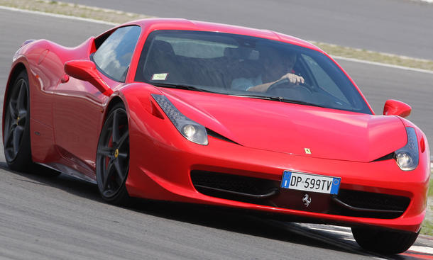 Ferrari 458 Italia - Spagat zwischen Rennstrecke und Buckelpiste: Der Ferrari 458 beherrscht ihn perfekt Bilder Ferrari 458 Italia Federung