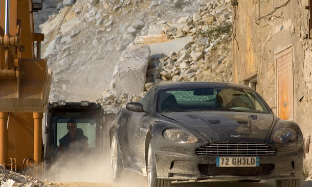 James Bond 007: Die Autos des Geheimagenten - Am Ende der Verfolgungsjagd im letzten Bond-Abenteuer"Ein Quantum Trost" ist der DBS leider ein Fall für die Schrottpreise. Weitere Bilder aus der Bond-Reihe in unserer GalerieBild: Aston Martin James Bond 2008 Quantum of Solace Trost Daniel Craig Car