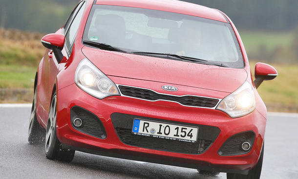 Kia Rio 1.4 - Auch wenn das Design nicht in die Punktewertung mit einfließt, muss man Kia-Chef-Designer Peter Schreyer attestieren, dass er beim neuen Rio ganze Arbeit geleistet hat Kia Rio 1.4 - Fahrwerk
