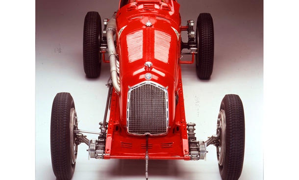 Alfa Romeo Tipo B (P3) von 1932 - 1932 war der von Vittorio Jano konzipierte Alfa Romeo Tipo B "P3" der erste "Monoposto" der Rennsportgeschichte. Ein Achtzylindermotor mit zwei Kompressoren sorgte für bis zu 330 PS – in Kombination mit dem Gewicht von nu Techno Classica 2012 Essen Alfa Romeo Tipo B P3 1932