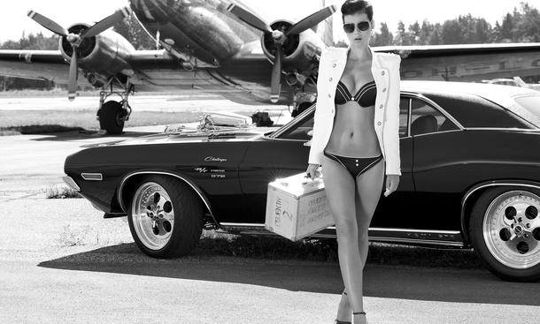 Miss Tuning Kalender 2013 - Am Flughafen Helsinki Malmi sehen wir Frizzi Arnold im Januar – zusammen mit einem Dodge Challenger und einer historischen DC-3 Miss Tuning 2013 Girls Kalender Frizzi Arnold Erotik Cars