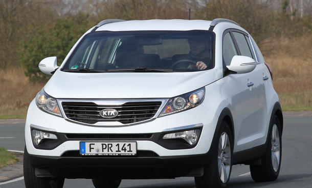 Kia Sportage 2.0 CVVT 4WD SUV-Vergleich 2012 Allrad Fahraufnahme Front