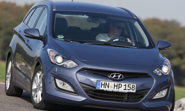 Hyundai i30cw 1.6 CRDi - Wie auch die Konzern-Schwester Kia cee'd, wird der i30 in direkter Nachbarschaft zu den Opel-Werken in Rüsselsheim gefertigt Bilder Hyundai i30cw 1.6 CRDi Kompaktklasse Kombi Vergleich 2012