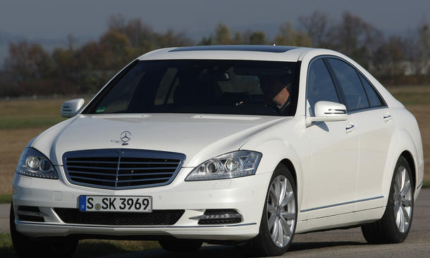 Mercedes S 350 BlueTEC - Kurven akzeptiert die S-Klasse, lieben tut sie sie nicht. Dazu ist die Lenkung zu unpräzise ... Bilder Mercedes S 350 BlueTEC Luxus Vergleich 2012