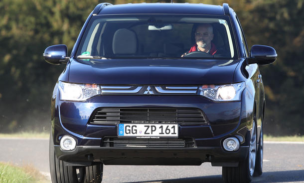 Mitsubishi Outlander 2.2 DI-D ClearTec 2WD - Der neue Outlander kommt mit rund 100 Kilogramm weniger Gewicht daher als sein Vorgänger Bilder Mitsubishi Outlander 2.2 DI-D ClearTec 2WD Vergleich 2012