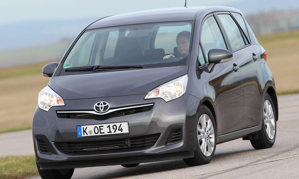 Toyota Verso-S 1.4 D-4D - Eckdaten: 90 PS, Vorderradantrieb, 0-100 km/h in 11,9 s, 175 km/h Spitze, 5,1 l D/100 km, 17.300 Euro Vergleichstest Mini-Van Toyota Verso-S 1.4 D-4D Turbodiesel Vergleich Eckdaten