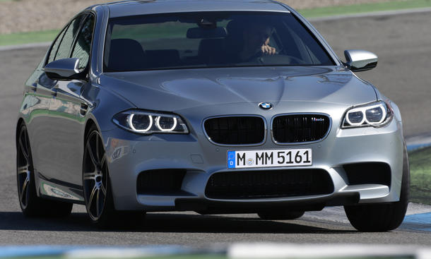 Top 20: Autobauer im Internet - Eine neue Studie einer Kommunikationsargentur hat das deutschsprachige Internet analysiert und herausgefiltert, welche Automarken im Web besonders erfolgreich sind. Auf Platz Eins landet BMW... Studie Analyse Autobauer Top 20 Internet 2013 Soziale Netwerke Online