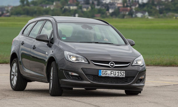 Bilder Opel Astra Sports Tourer 1.7 CDTI ecoFLEX 2013 Kompaktklasse Kombi Test Slalom