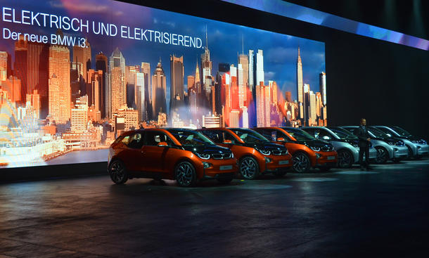 IAA 2013: Highlights aus Frankfurt - Vorhang auf für die Höhepunkte der diesjährigen Internationalen Automobil Ausstellung (IAA) in Frankfurt... IAA 2013 Highlights Frankfurt Rundgang Live-Bilder Audi A3 Cabrio