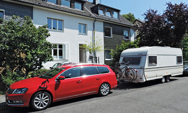 VW Passat Variant 2.0 TDI im Dauertest - Lastesel: auch als Zugmaschine eignet sich der Passat hervorragend Bilder VW Passat Variant 2.0 TDI Dauertest 100.000 km Fazit Anhängerkupplung Nutzlast