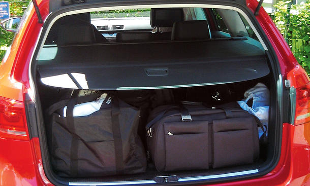 VW Passat Variant 2.0 TDI - Das ist ... - ... gut: Das Platzangebot ... ... des Kombis lässt keine Wünsche offen. Der Stauraum im Gepäckabteil ist schlicht phänomenal Bilder VW Passat Variant 2.0 TDI Dauertest 100.000 km Fazit positiv Platzangebot