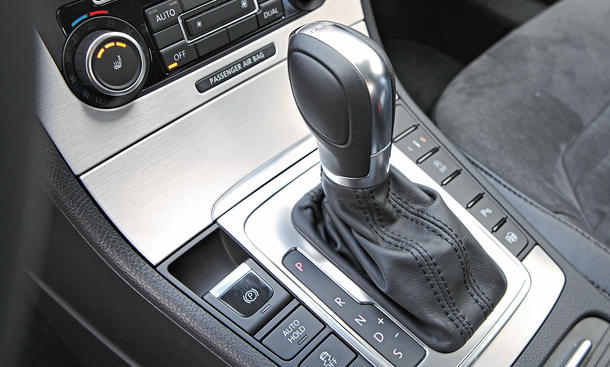 VW Passat Variant 2.0 TDI - Das ist ... - ... schlecht: Das Anfahrverhalten ... ... des Doppelkupplungsgetriebes nervt mit unschönem Rucken. Beim Parken ist deshalb Vorsicht geboten Bilder VW Passat Variant 2.0 TDI Dauertest 100.000 km Fazit negativ DSG Doppelkupplungsgetriebe