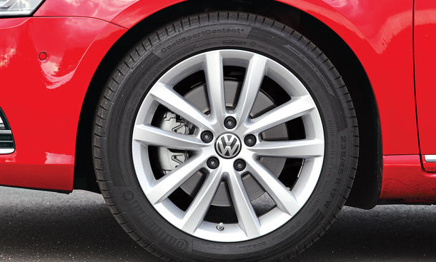 VW Passat Variant 2.0 TDI - Das ist ... - ... schlecht: Der Federungskomfort ... ... ist nicht über jeden Zweifel erhaben. Selbst im Comfort-Modus dringen kurze Stöße in die Karosserie Bilder VW Passat Variant 2.0 TDI Dauertest 100.000 km Fazit negativ Federung