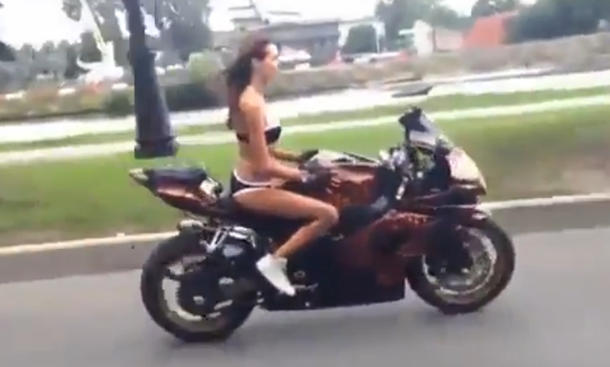 Frisch aus dem Netz: Yoga auf dem Motorrad Frisch aus dem Netz: Yoga auf dem Motorrad