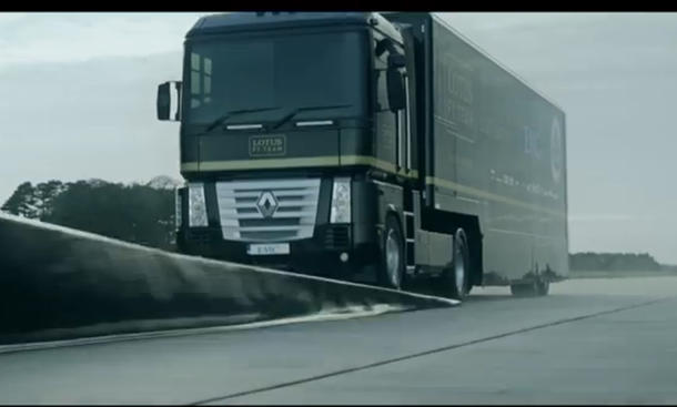 Fliegender Truck Weitsprung-Rekord Video Lkw Lotus Renault